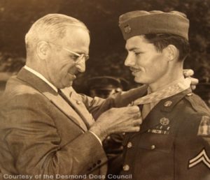 Harry S. Truman und Desmond Doss bei der Übergabe der Medal of Honor
